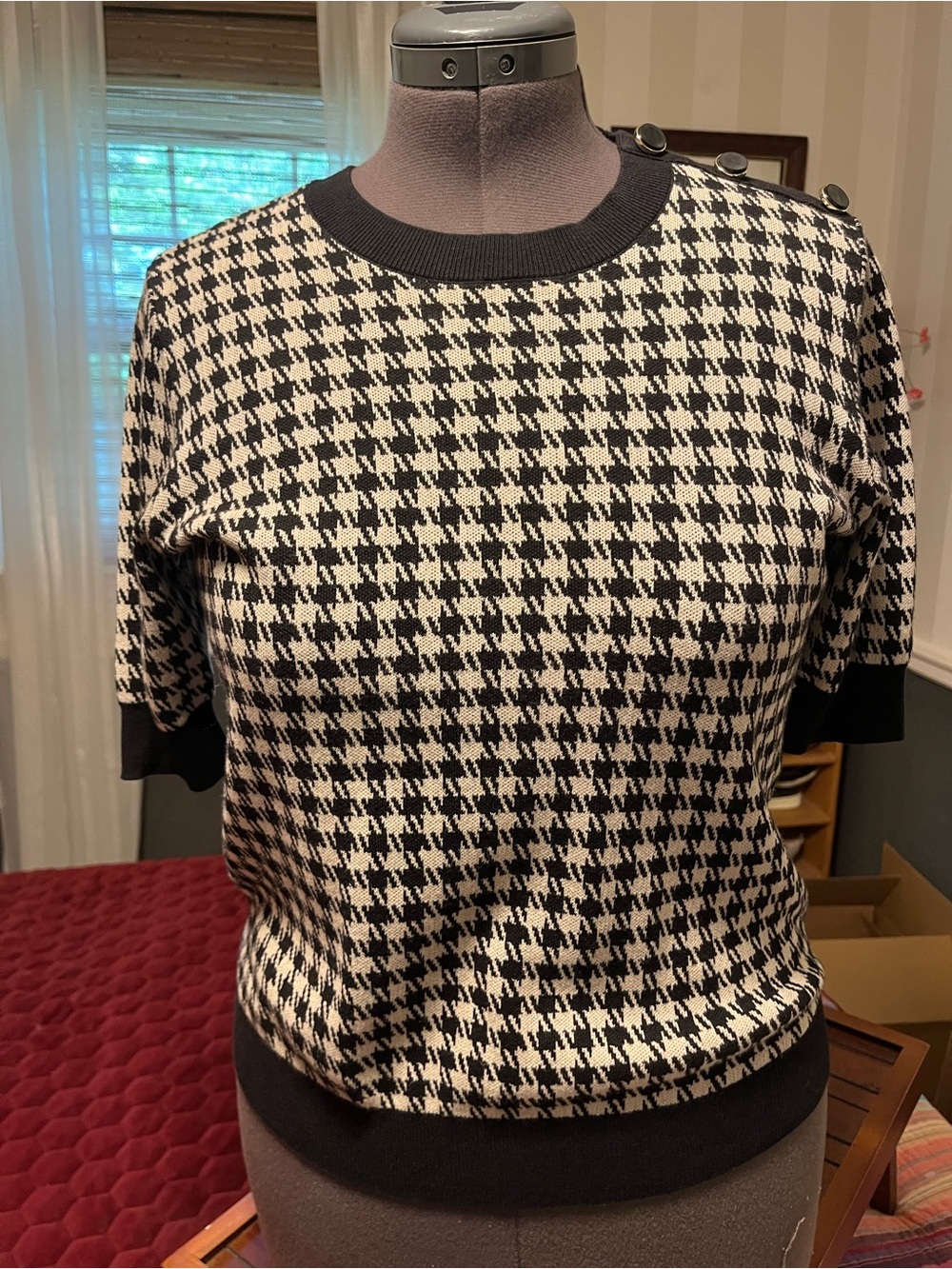 Ann Taylor Black and White Houndstooth Short Sleeve Sweater